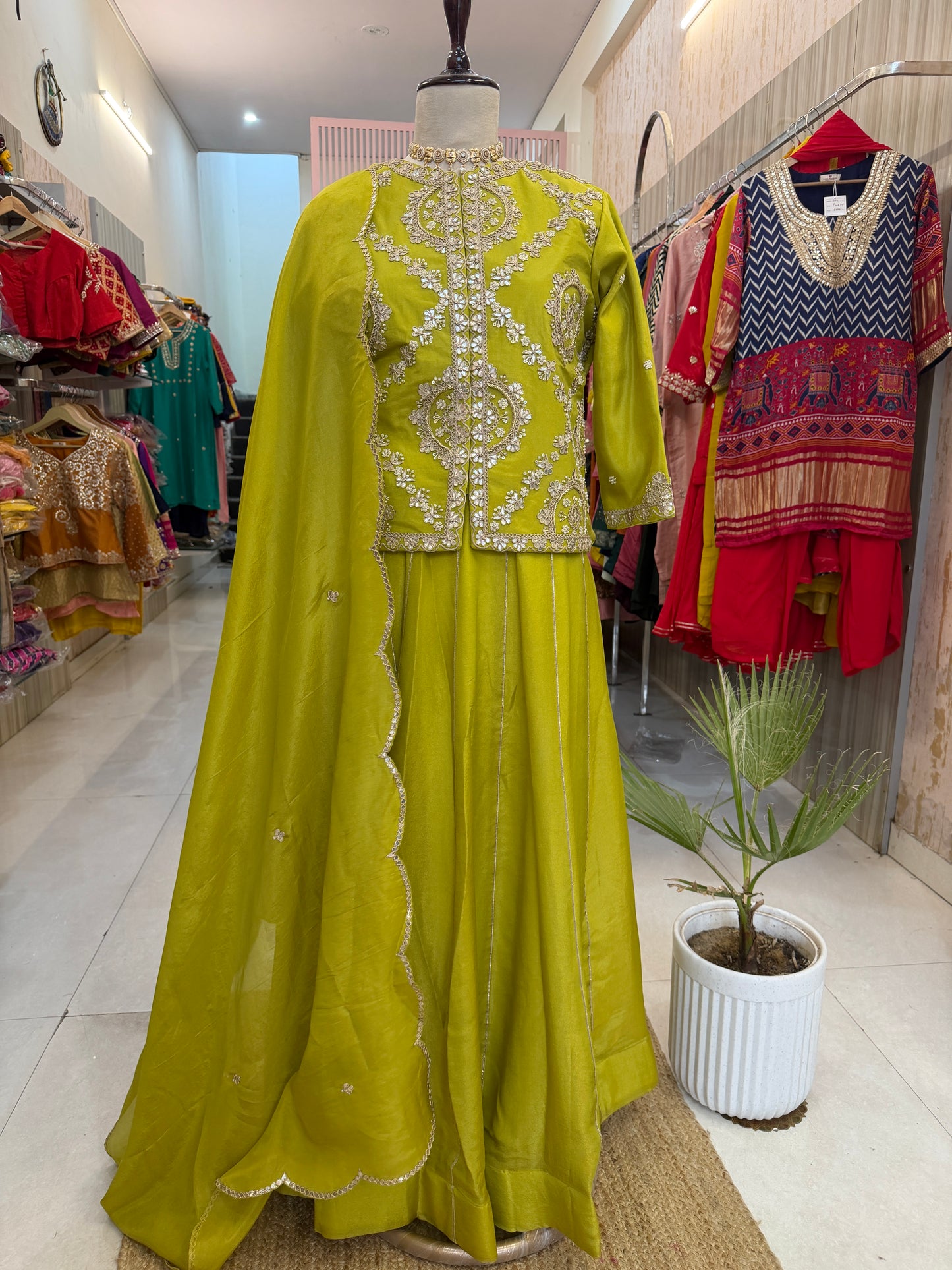 A shade of elegance, a touch of royalty. πβ¨ This stunning Green Tissue Indo-Western Set