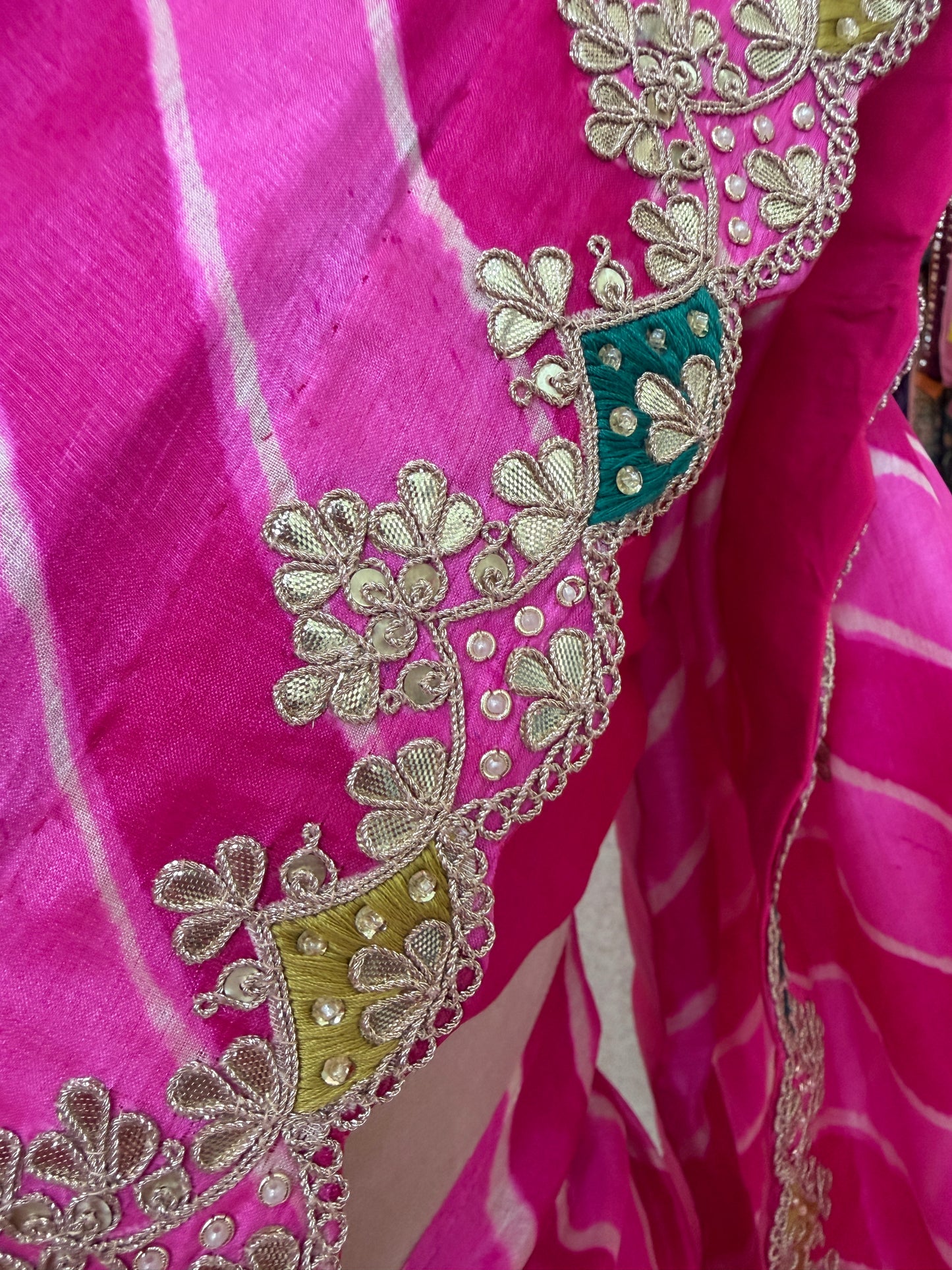 Pretty in Pink, timeless in tradition. π
elegance of our Tusser Laheriya Saree,