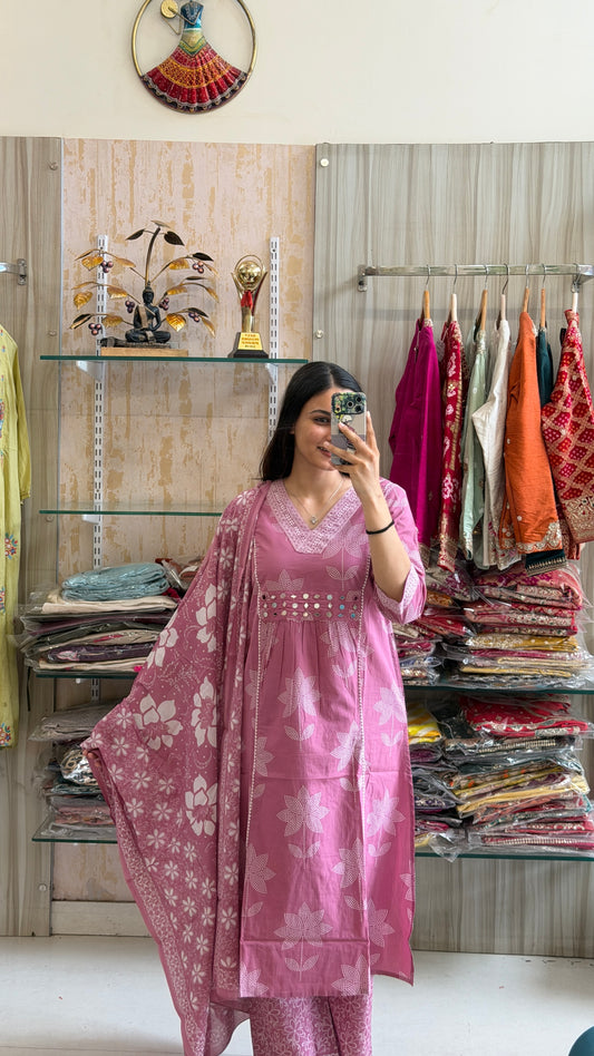 Pretty in Onion Pink 🌸✨
Soft hues, elegant prints, and unmatched comfort