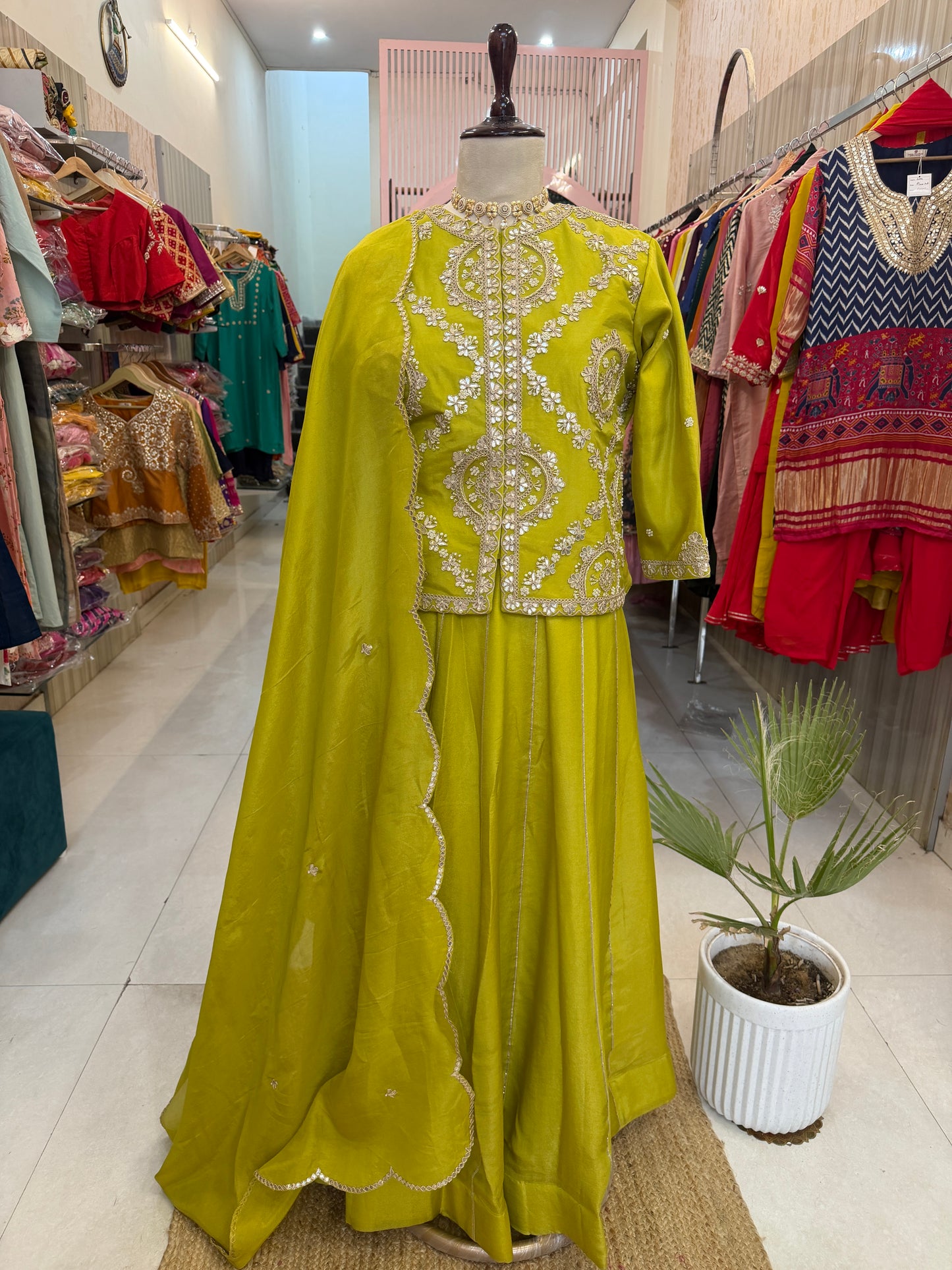 A shade of elegance, a touch of royalty. 💚✨ This stunning Green Tissue Indo-Western Set