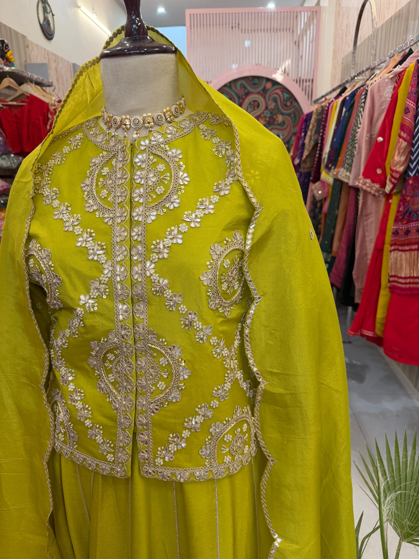 A shade of elegance, a touch of royalty. 💚✨ This stunning Green Tissue Indo-Western Set