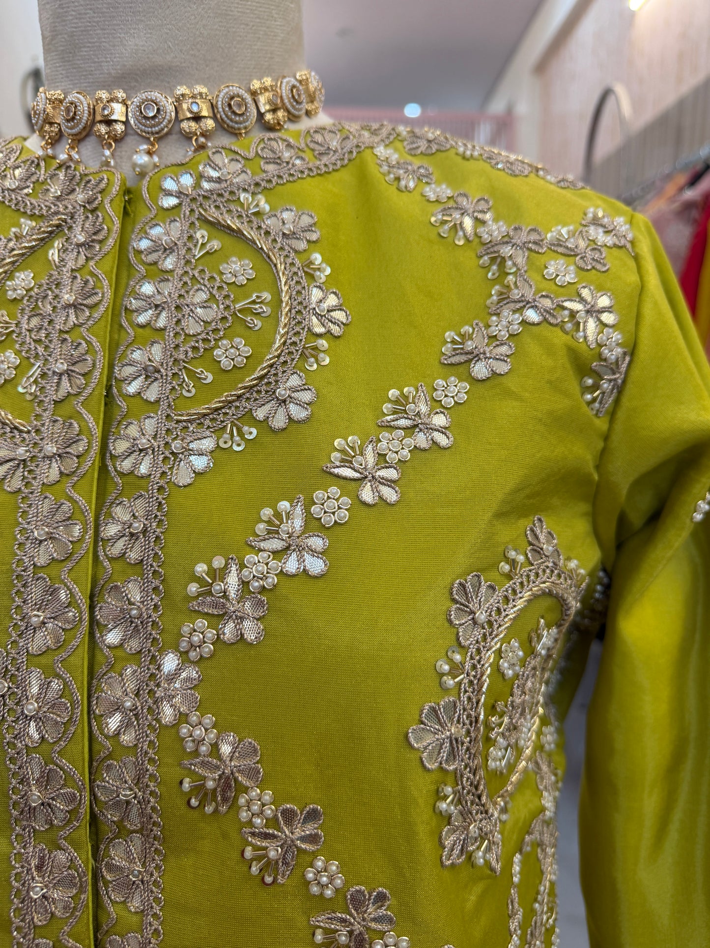 A shade of elegance, a touch of royalty. 💚✨ This stunning Green Tissue Indo-Western Set