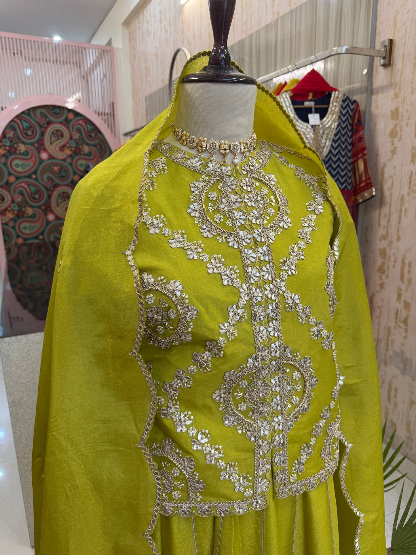 A shade of elegance, a touch of royalty. 💚✨ This stunning Green Tissue Indo-Western Set