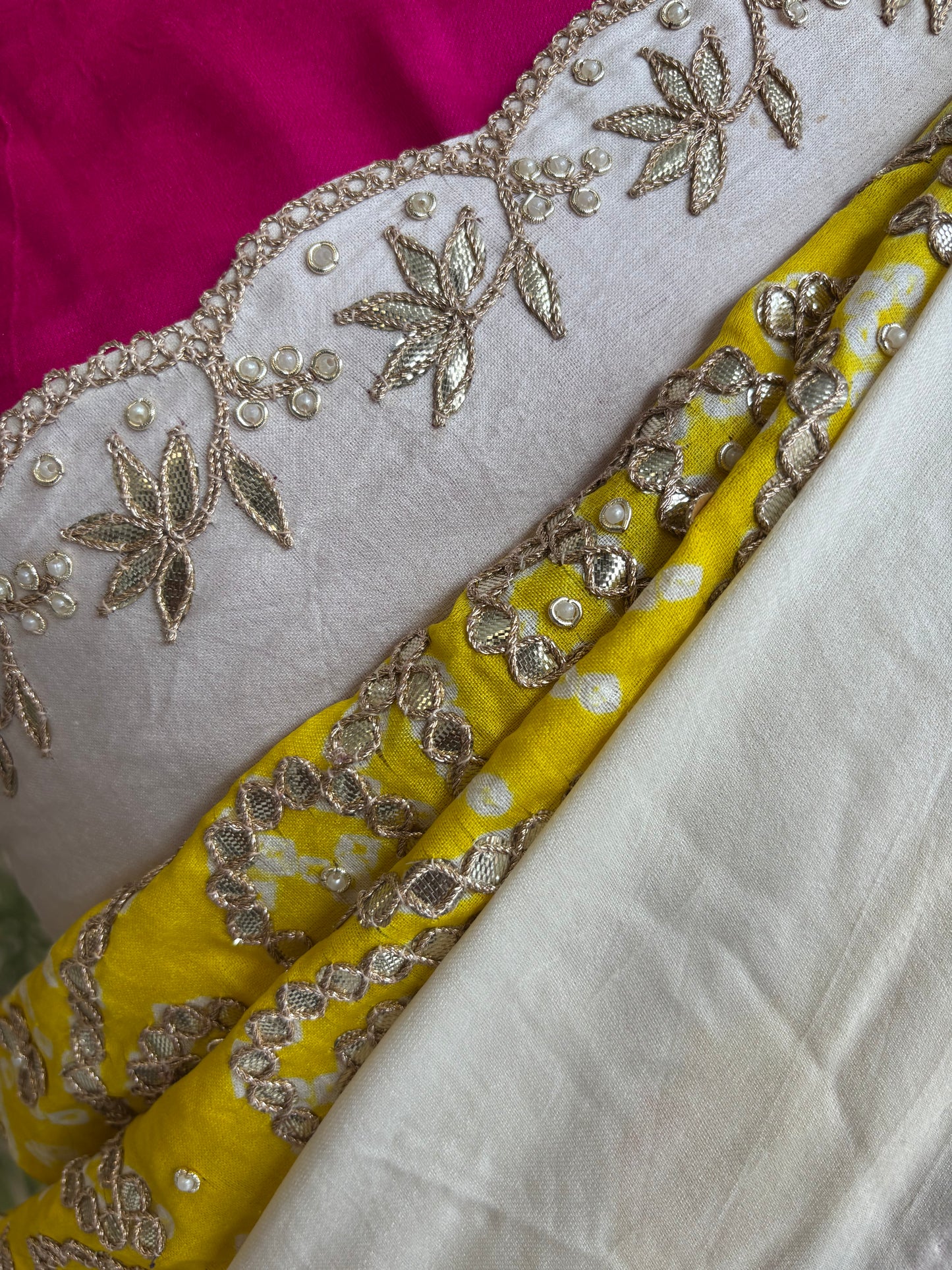 Grace in Every Drape.
A timeless Gajji Silk Saree crafted to make every occasion unforgettable. 💛🤍
