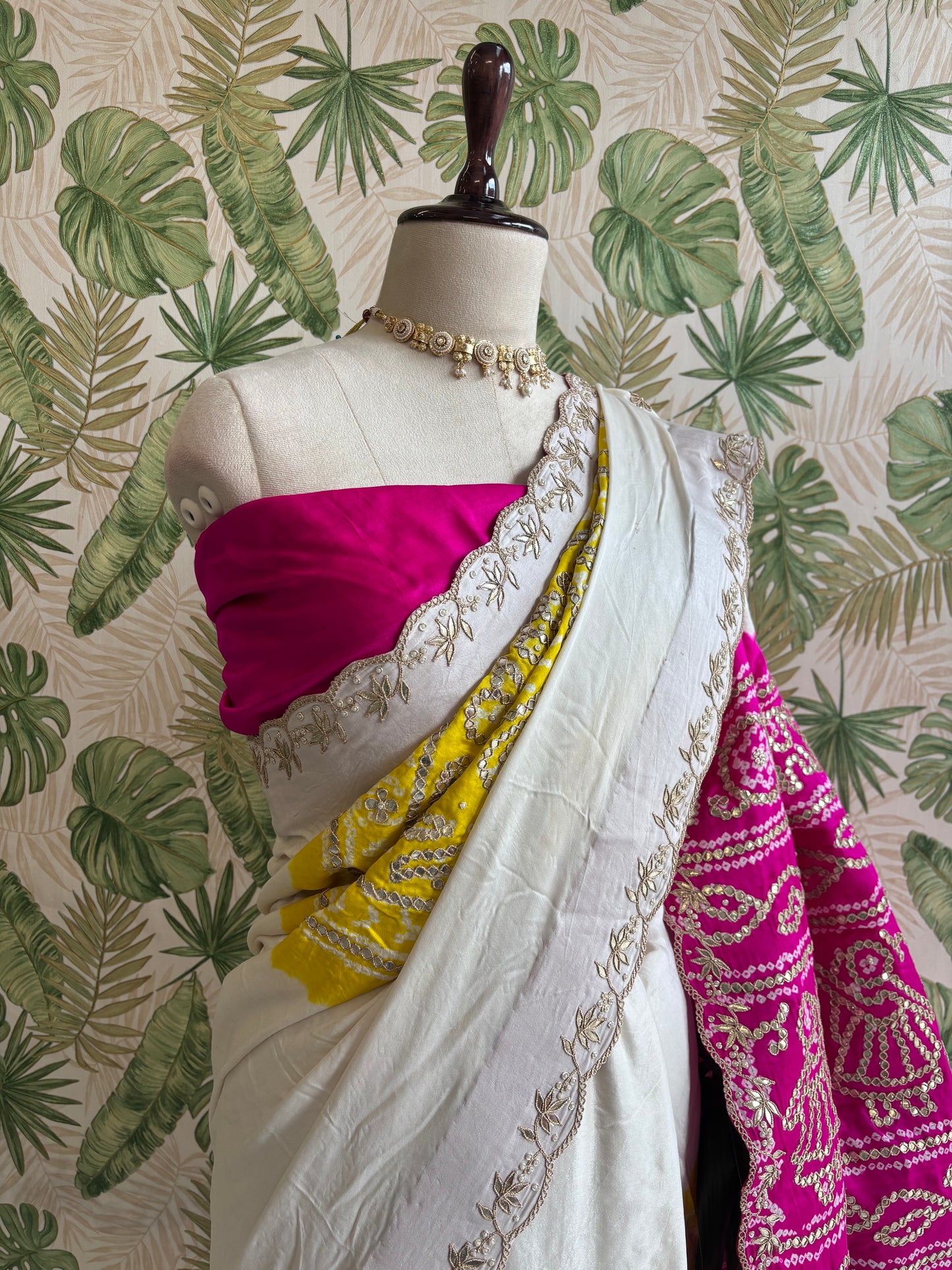 Grace in Every Drape.
A timeless Gajji Silk Saree crafted to make every occasion unforgettable. 💛🤍