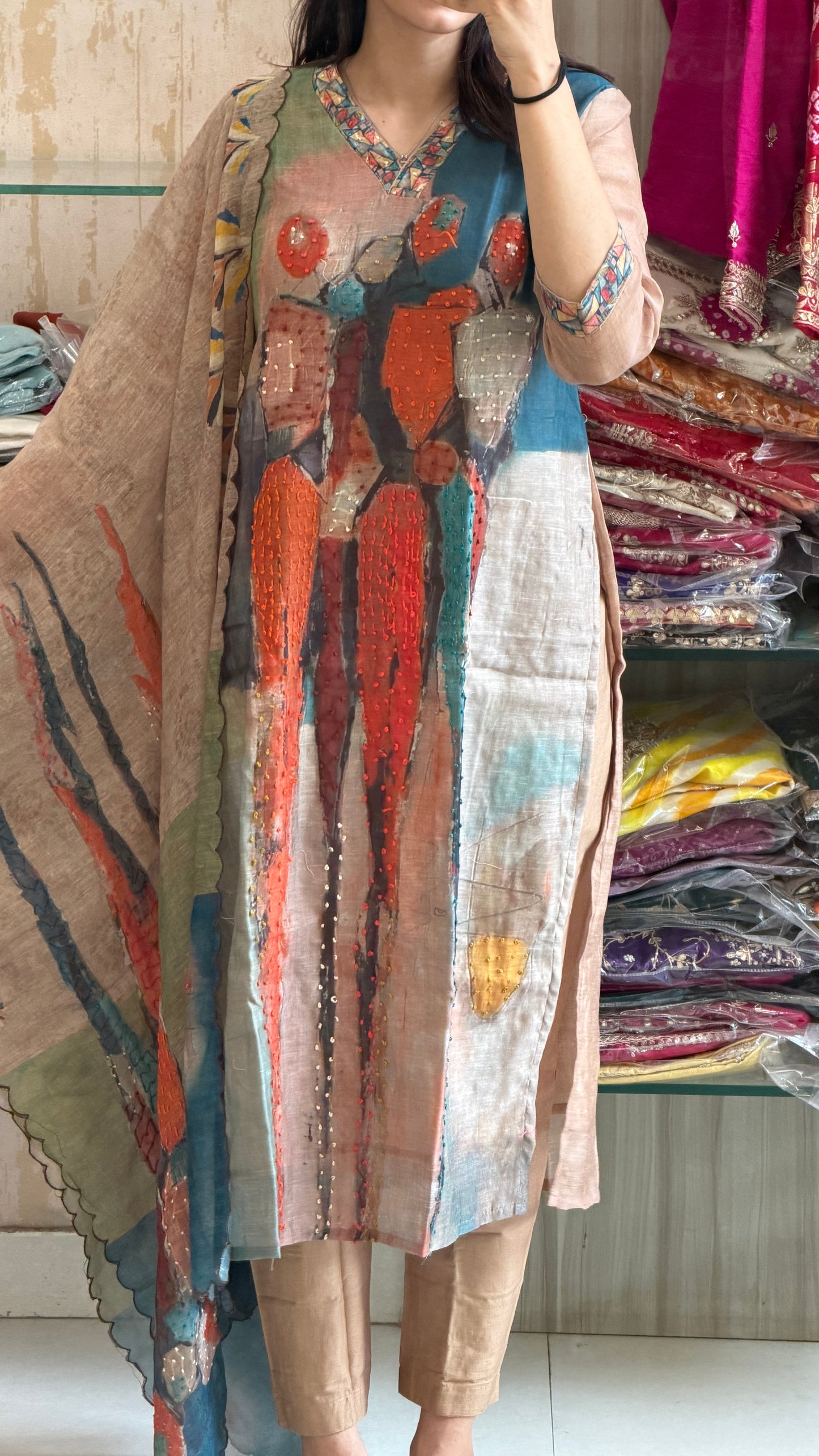 Art you can wear, comfort you’ll love. 🤎🎨
A statement cotton linen suit Set