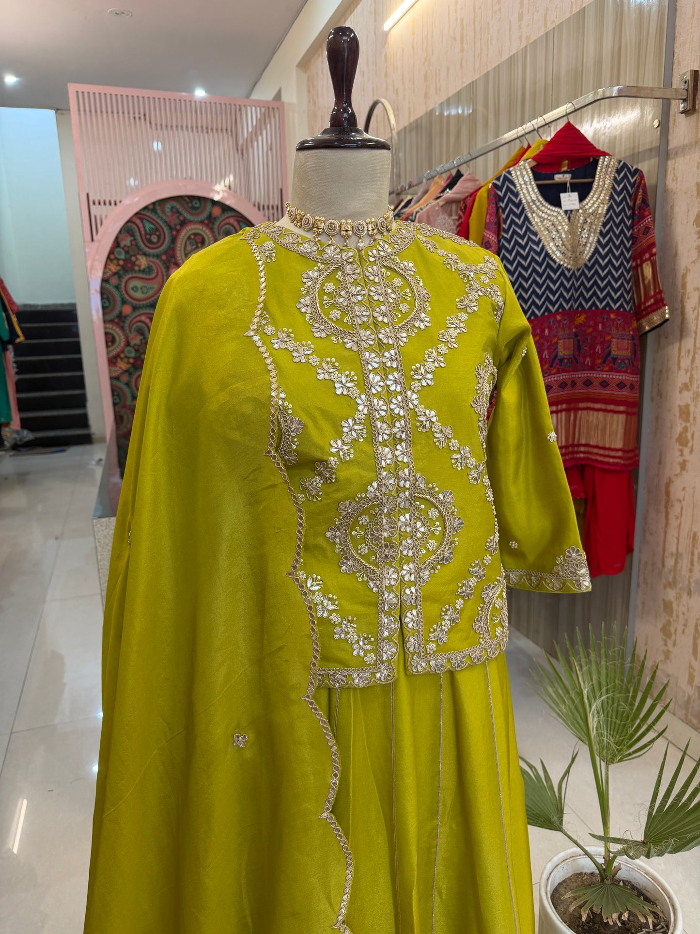 A shade of elegance, a touch of royalty. 💚✨ This stunning Green Tissue Indo-Western Set