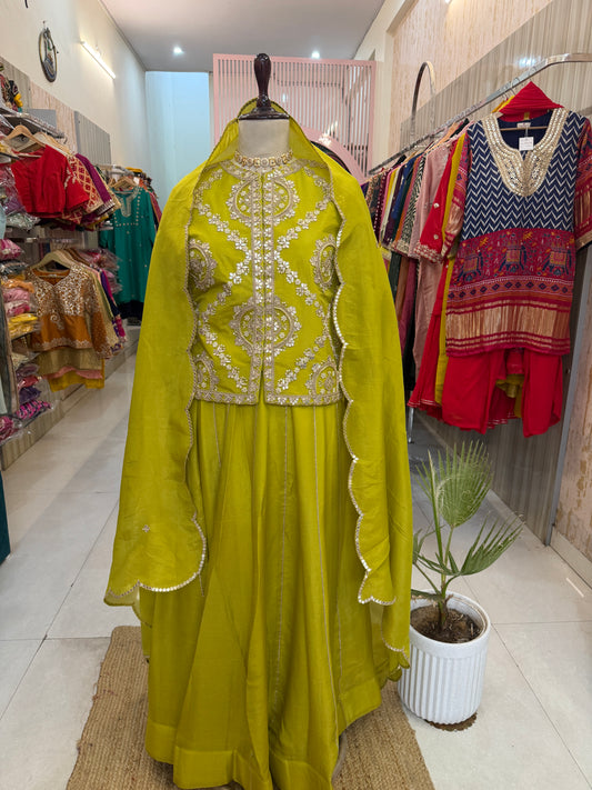 A shade of elegance, a touch of royalty. 💚✨ This stunning Green Tissue Indo-Western Set
