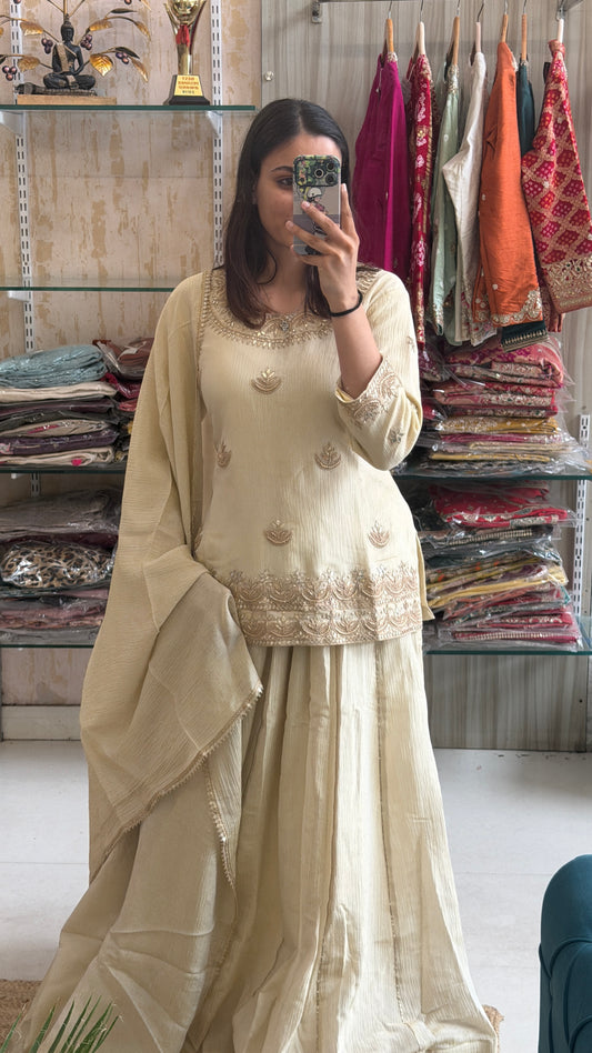 ✨ Effortless elegance in every drape. Crush Marodi Indo-Western that blends timeless charm with modern grace. 🤍