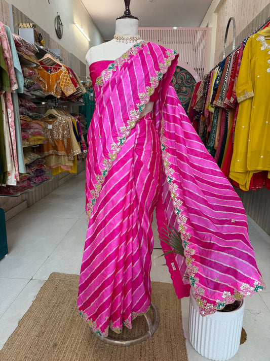 Pretty in Pink, timeless in tradition. 💖
elegance of our Tusser Laheriya Saree,