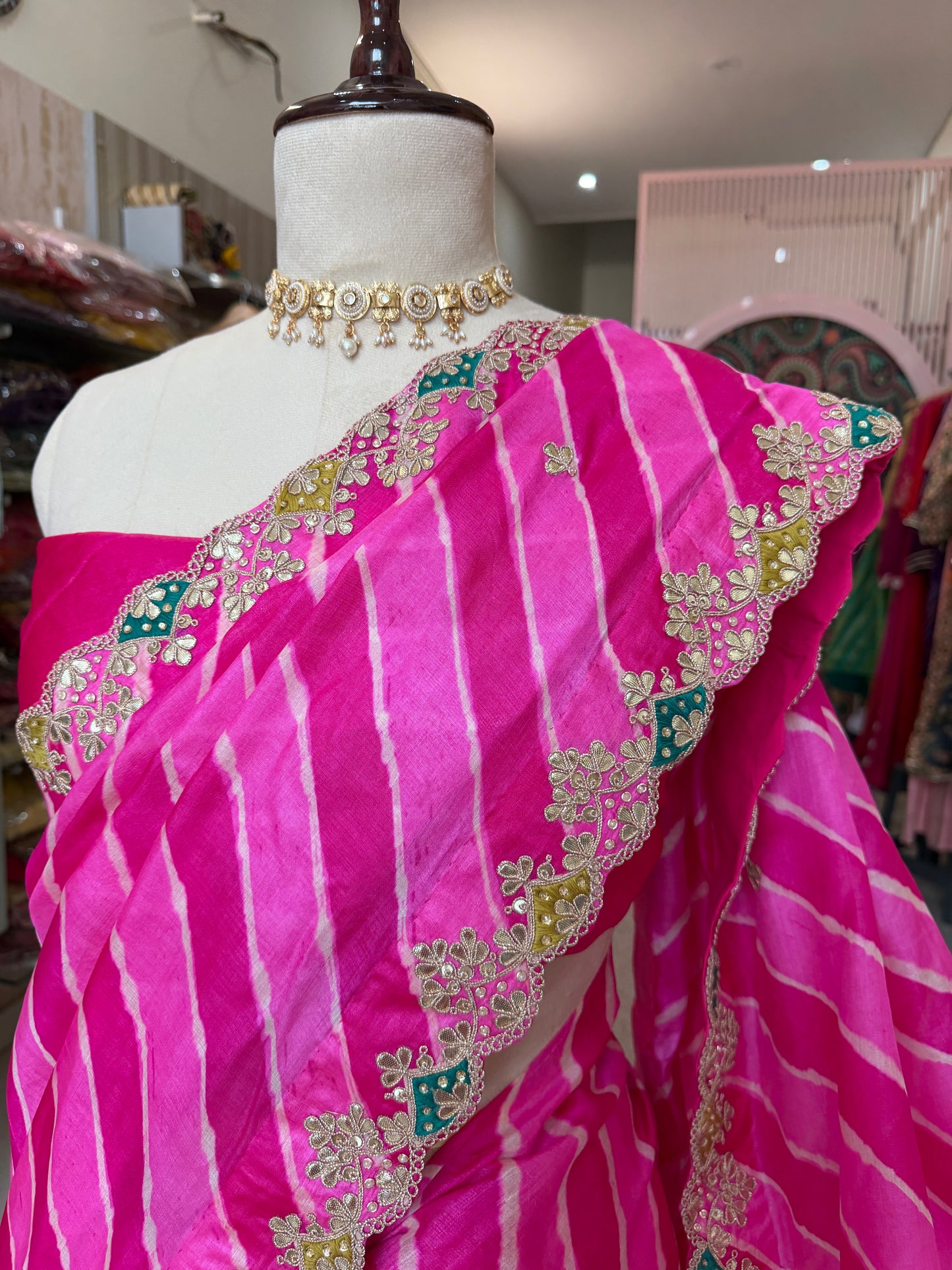 Pretty in Pink, timeless in tradition. 💖
elegance of our Tusser Laheriya Saree,