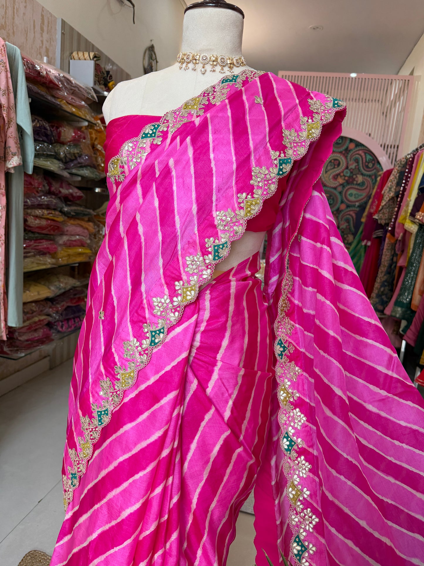 Pretty in Pink, timeless in tradition. 💖
elegance of our Tusser Laheriya Saree,