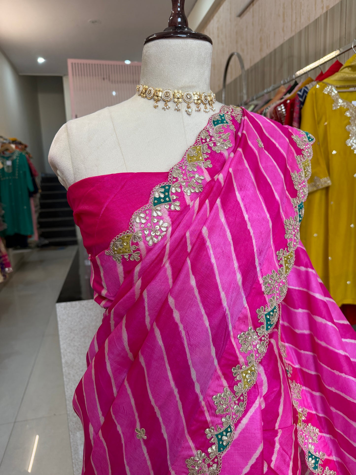 Pretty in Pink, timeless in tradition. 💖
elegance of our Tusser Laheriya Saree,