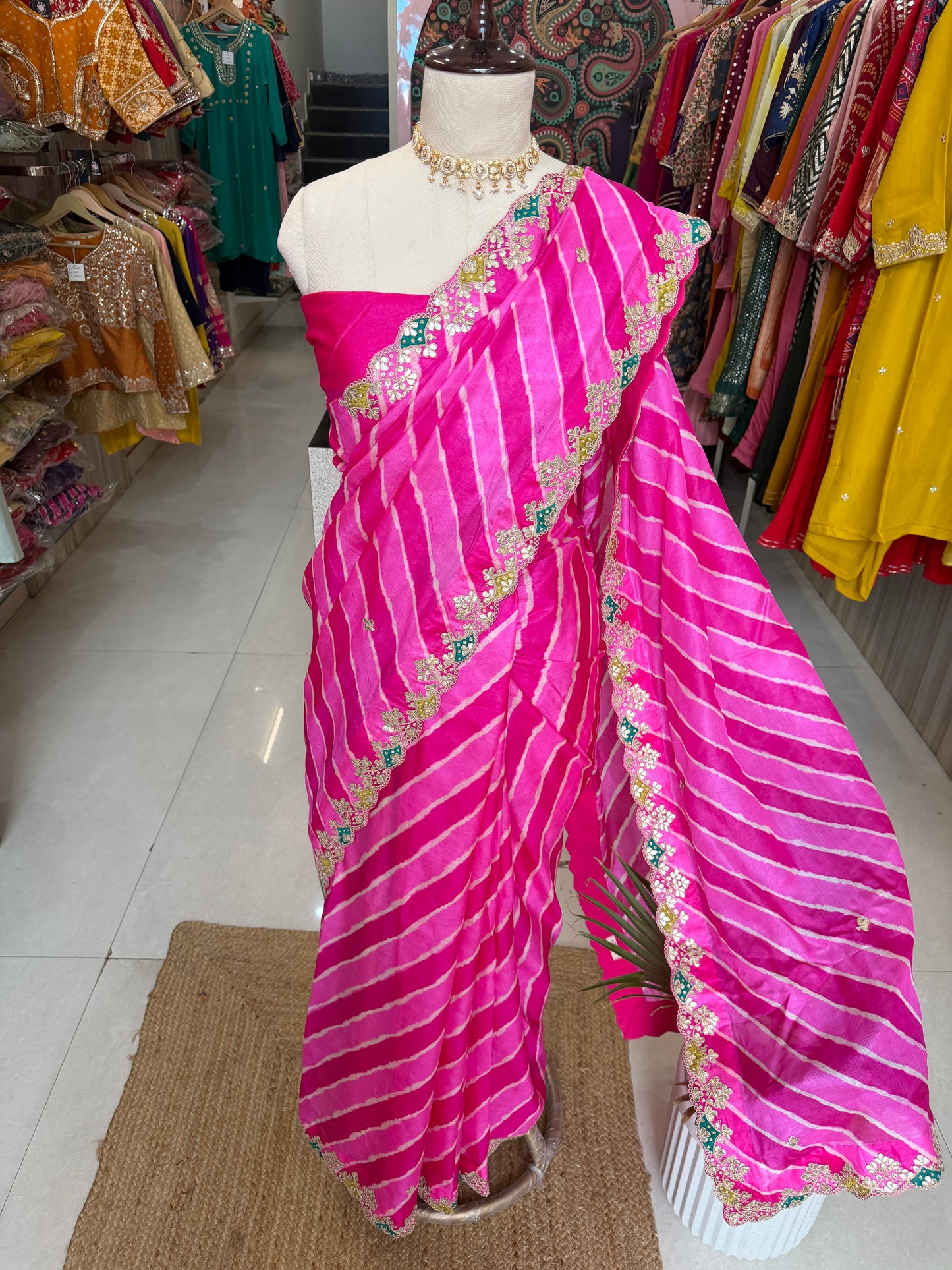 Pretty in Pink, timeless in tradition. 💖
elegance of our Tusser Laheriya Saree,
